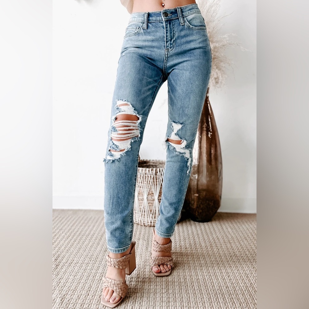 size 7/28 Mid-Rise Distressed Tomboy Jeans (Medium Light)